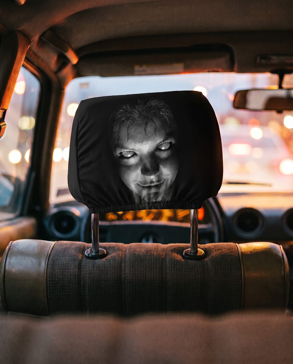 Krok zakładania pokrowca Lumaween na zagłówek: Wyrównaj twarz