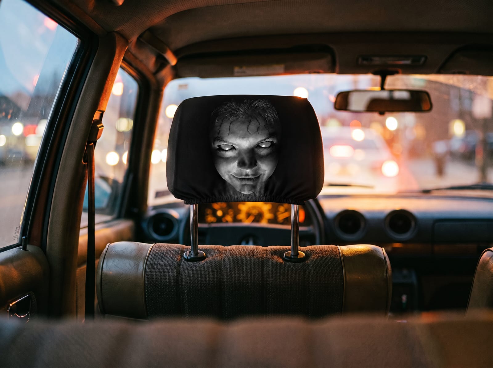 Ten sam zagłówek w pokrowcu Lumaween z nadrukiem twarzy